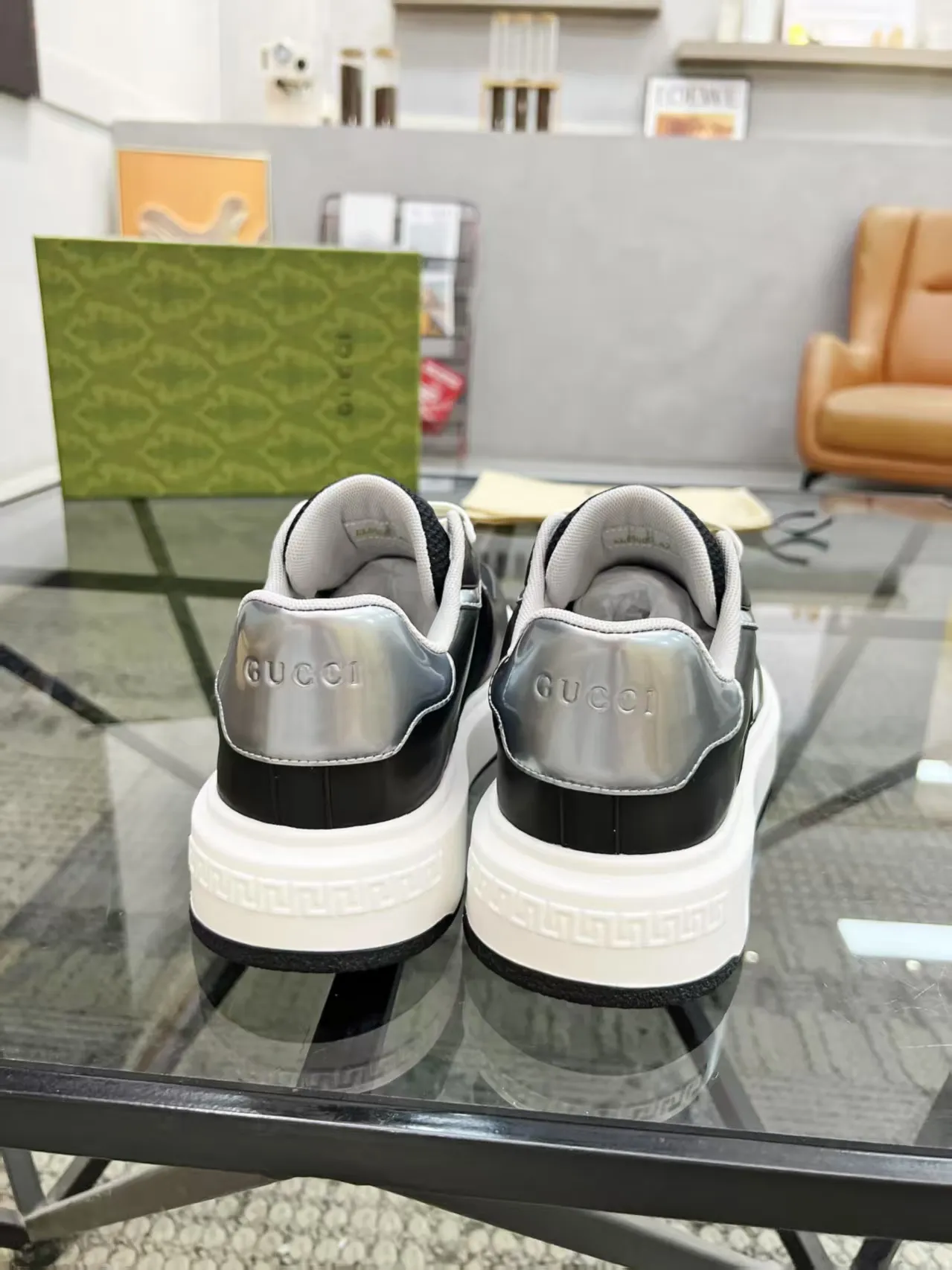 P440 new men's shoes GUCCI [Lightning] latest shoes are shipped. Original quality, fashionable, made of special materials, sheepskin lining, brand new packaging. The foot feels super comfortable and the workmanship is impeccable. Size: 38-45